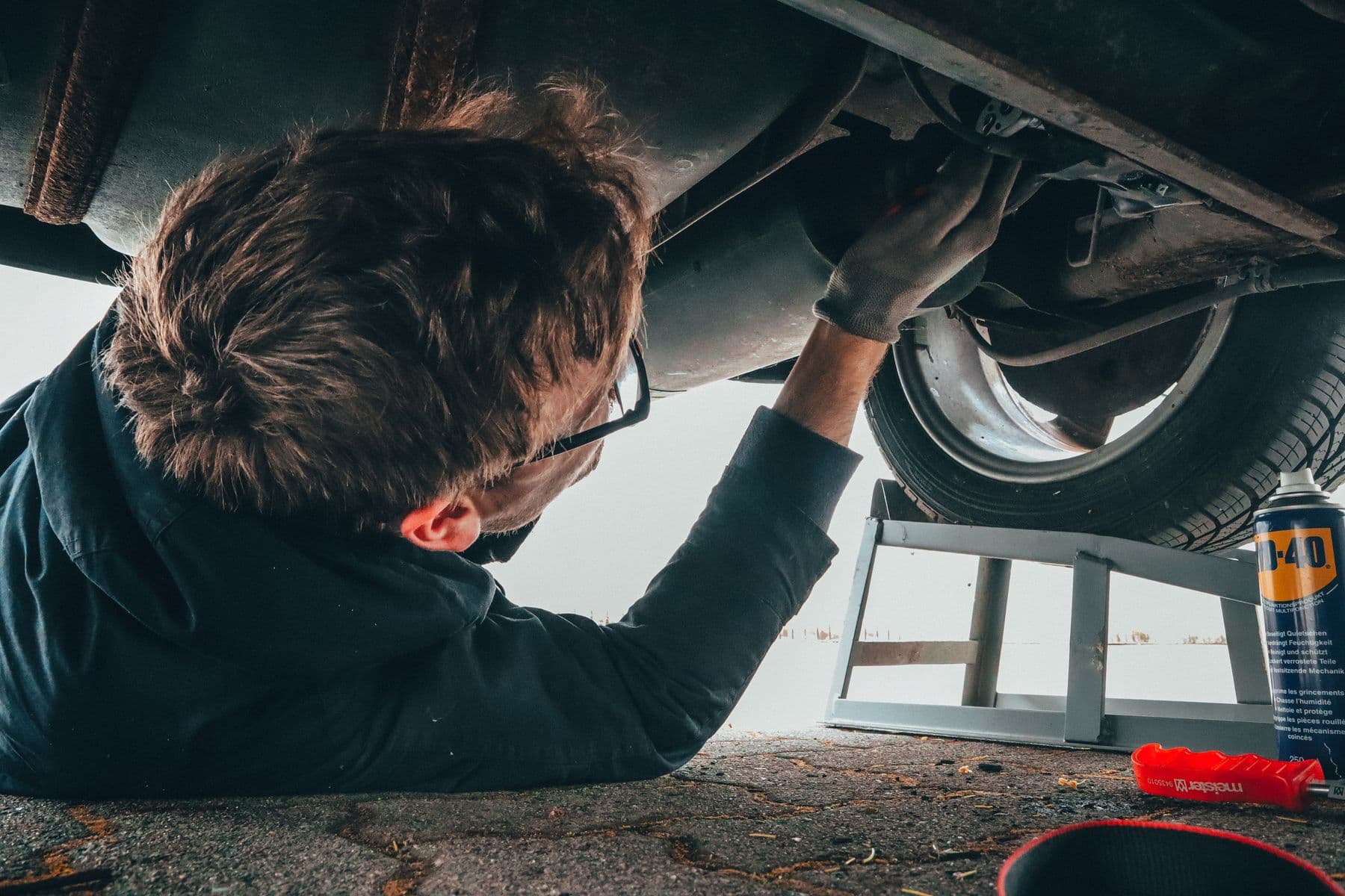 Onderstel van een wagen tijdens controle van de ophanging